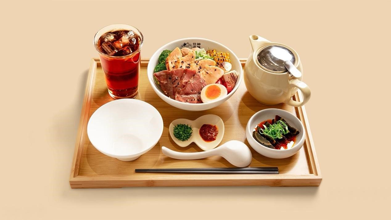 仕紳品麵的招牌湯頭「法式煨雞湯」,有別於台式傳統雞湯底,更融入了法式料理的精髓 。(圖/ 仕紳品麵提供)