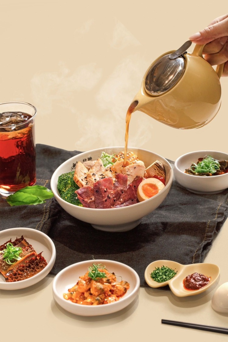 時尚雞湯麵「仕紳品麵」,將台灣雞湯麵與法式烹調技法完美結合 。 (圖/ 仕紳品麵提供)