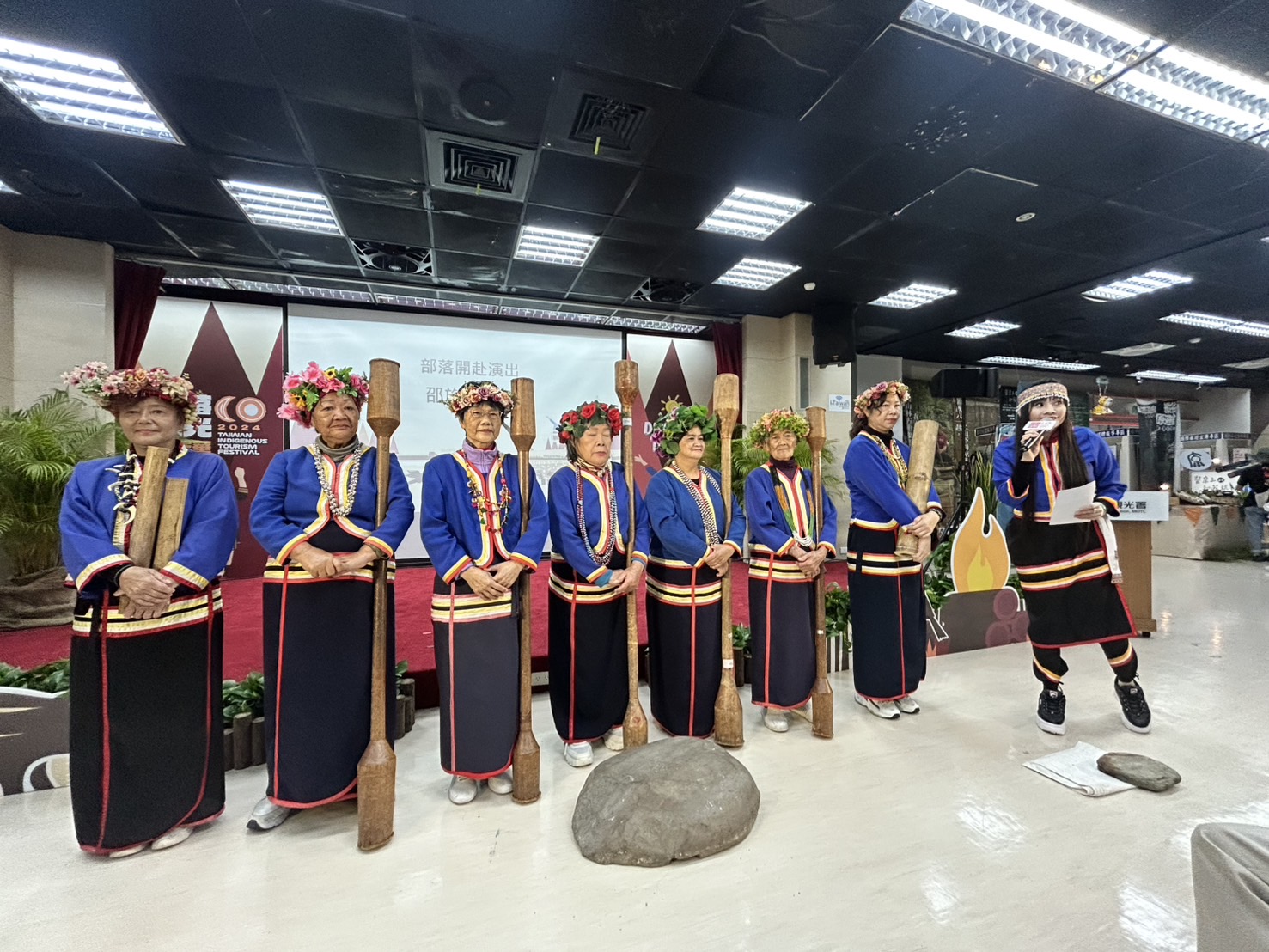 記者會開場,耆老級大祭司率同日月潭邵族族人身著傳統服飾演示珍貴的杵音表演。(記者包克明 攝)