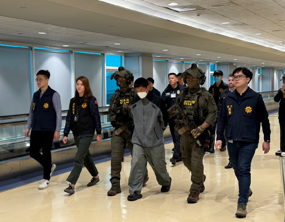 警方將鍾嫌逮捕回國。(記者徐煜勝翻攝)