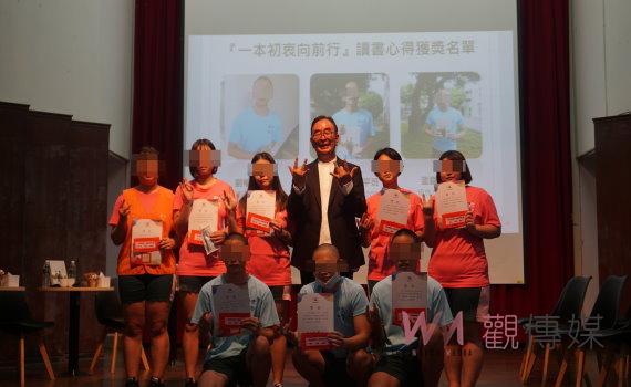 捐贈乾拌麵與書籍 麗明老董吳春山與勵志中學共築夢想未來
