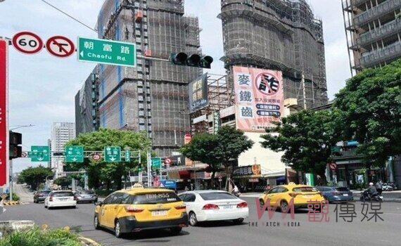 全國首創 中市警局懸掛大幅廣告「反詐騙」 提醒民眾「麥鐵齒」