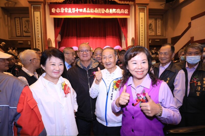 圖、清水紫雲巖管理委員會交接盧市長 蒞臨祝賀(記者王偉翻攝)