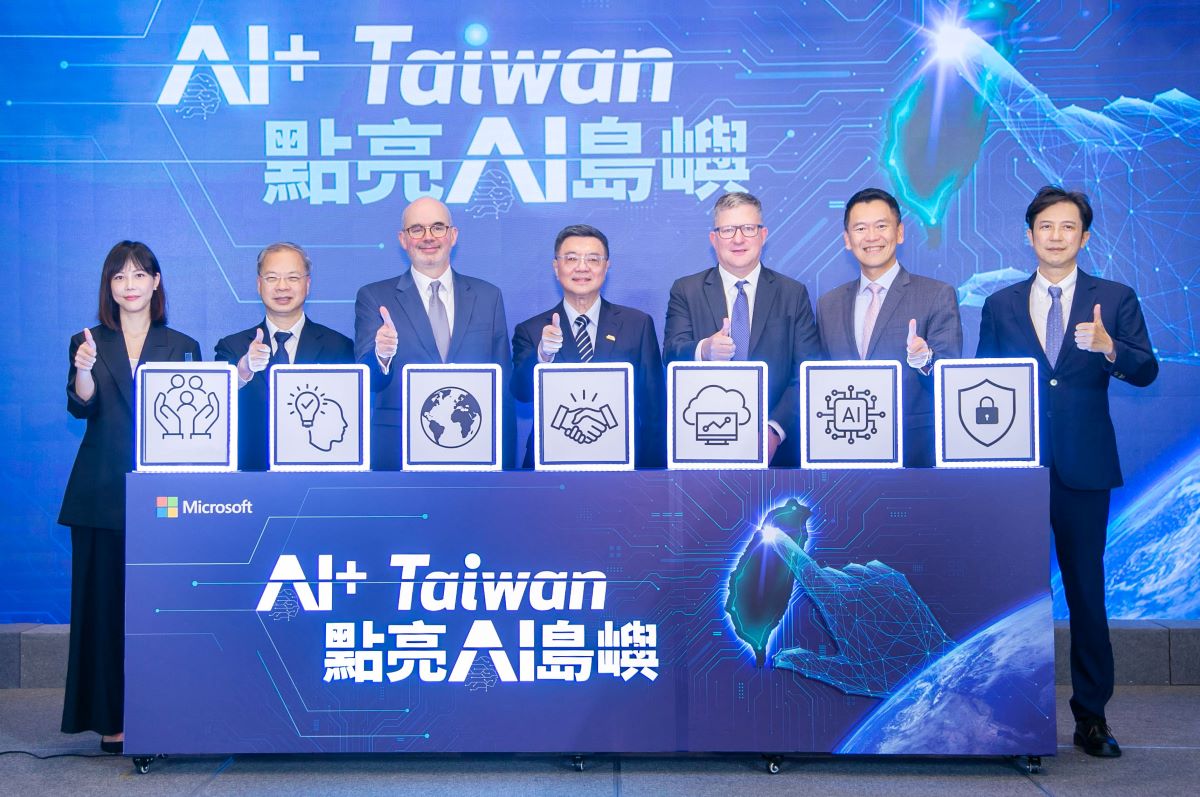 台灣微軟今日宣布啟動「AI+ Taiwan」計畫,(左起)行政院發言人李慧芝、行政院秘書長龔明鑫、美國在台協會處長谷立言、行政院院長卓榮泰、微軟全球 Office 365 企業及雲端工程資深副總裁 Paul Lorimer、台灣微軟總經理卞志祥、金融監督管理委員會政務副主任委員陳彥良皆蒞臨記者會現場共襄盛舉。
