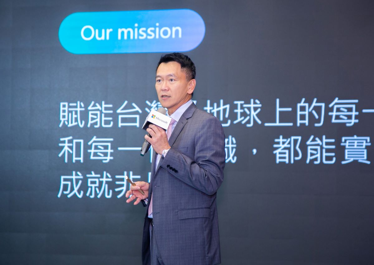 台灣微軟總經理卞志祥於活動現場宣布正式啟動微軟「AI+ Taiwan」計畫,首先針對 Microsoft 365 資料落地服務的啟用,將使台灣受高度管制的產業也能享有高效、安全且合規的雲端服務,全面釋放各產業的發展機會與潛能。