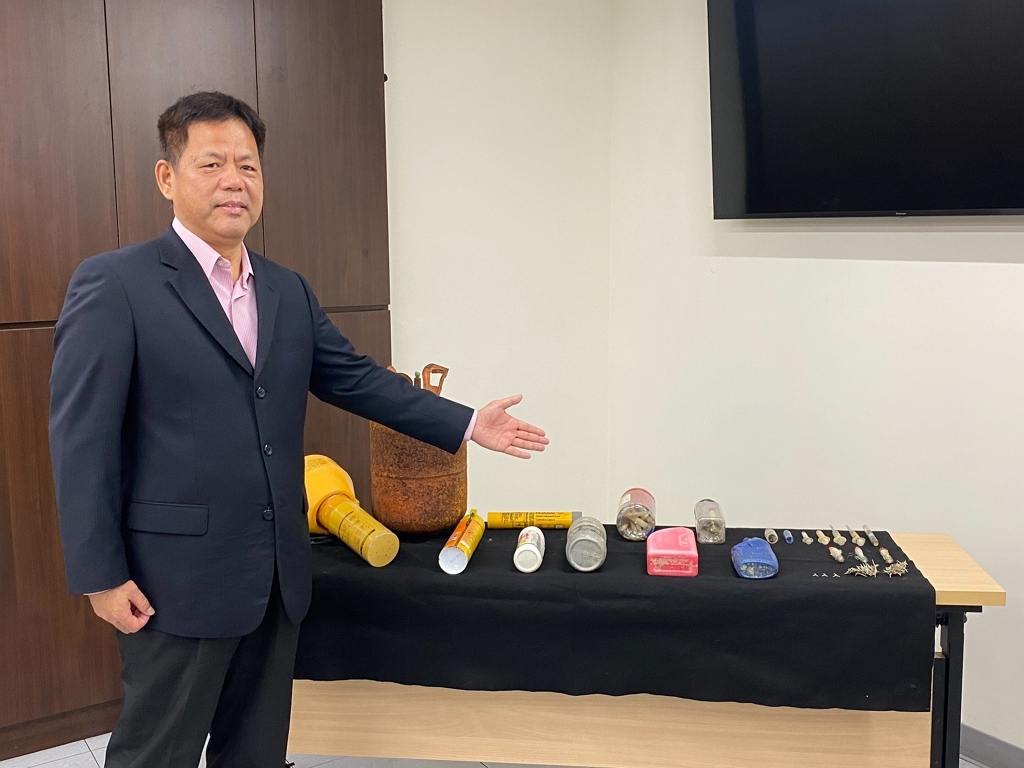 環管署署長顏旭明介紹海岸風險廢棄物（記者黃楸玲／攝影）