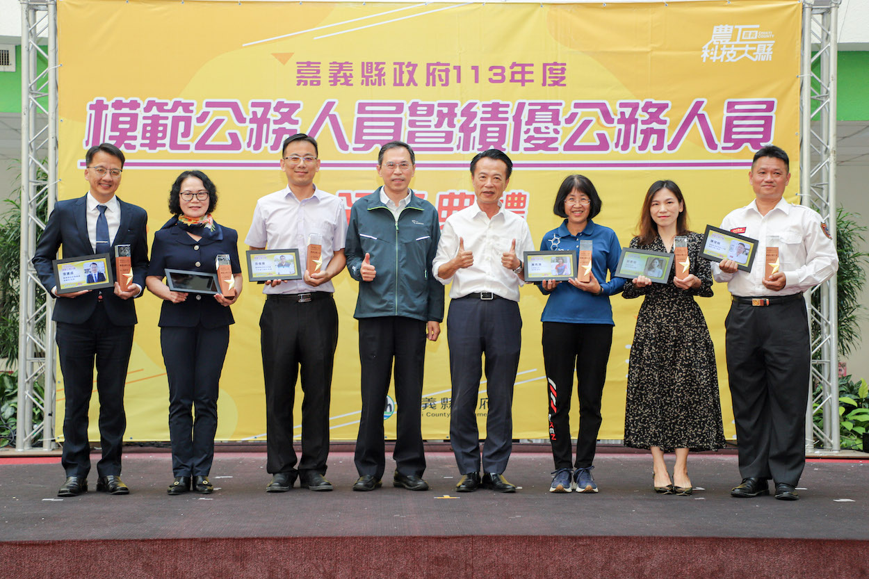 ▲農業處漁業科長張建成、教育處終生學習科長蘇金蕉、水利處下水道工程科長孫偉騰、消防局小隊長陳琪裕、財政稅務局秘書劉惠瑢、大埔鄉清潔隊長黃秀清等6人榮獲模範公務人員。(圖/嘉義縣政府提供)