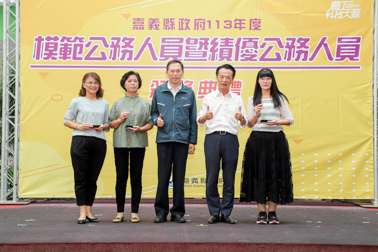 ▲教育處約僱人員陳惠美、農業處臨時人員莊冬梅、綜合規劃處臨時約僱人員方楒琁等3人，榮獲嘉義縣服務績優人員。（圖/嘉義縣政府提供）