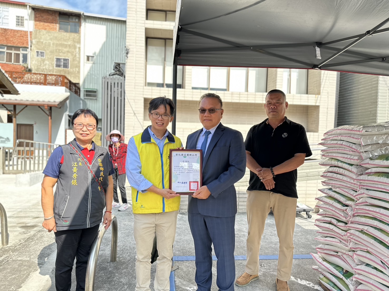 ▲暖心企業家洪德郎,回到家鄉彰化芬園,捐贈3500斤白米,將愛心化作實質援助,溫暖在地低收入戶的心。(芬園鄉公所提供)