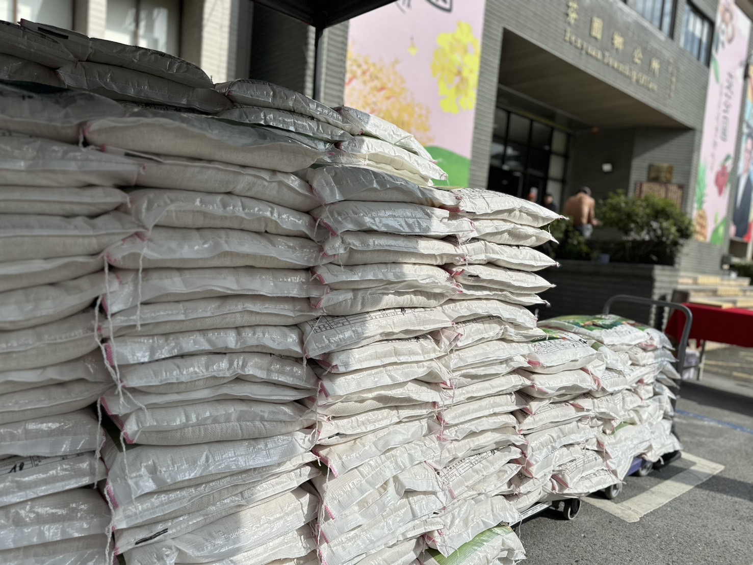 ▲暖心企業家洪德郎，回到家鄉彰化芬園，捐贈3500斤白米，將愛心化作實質援助，溫暖在地低收入戶的心。（芬園鄉公所提供）