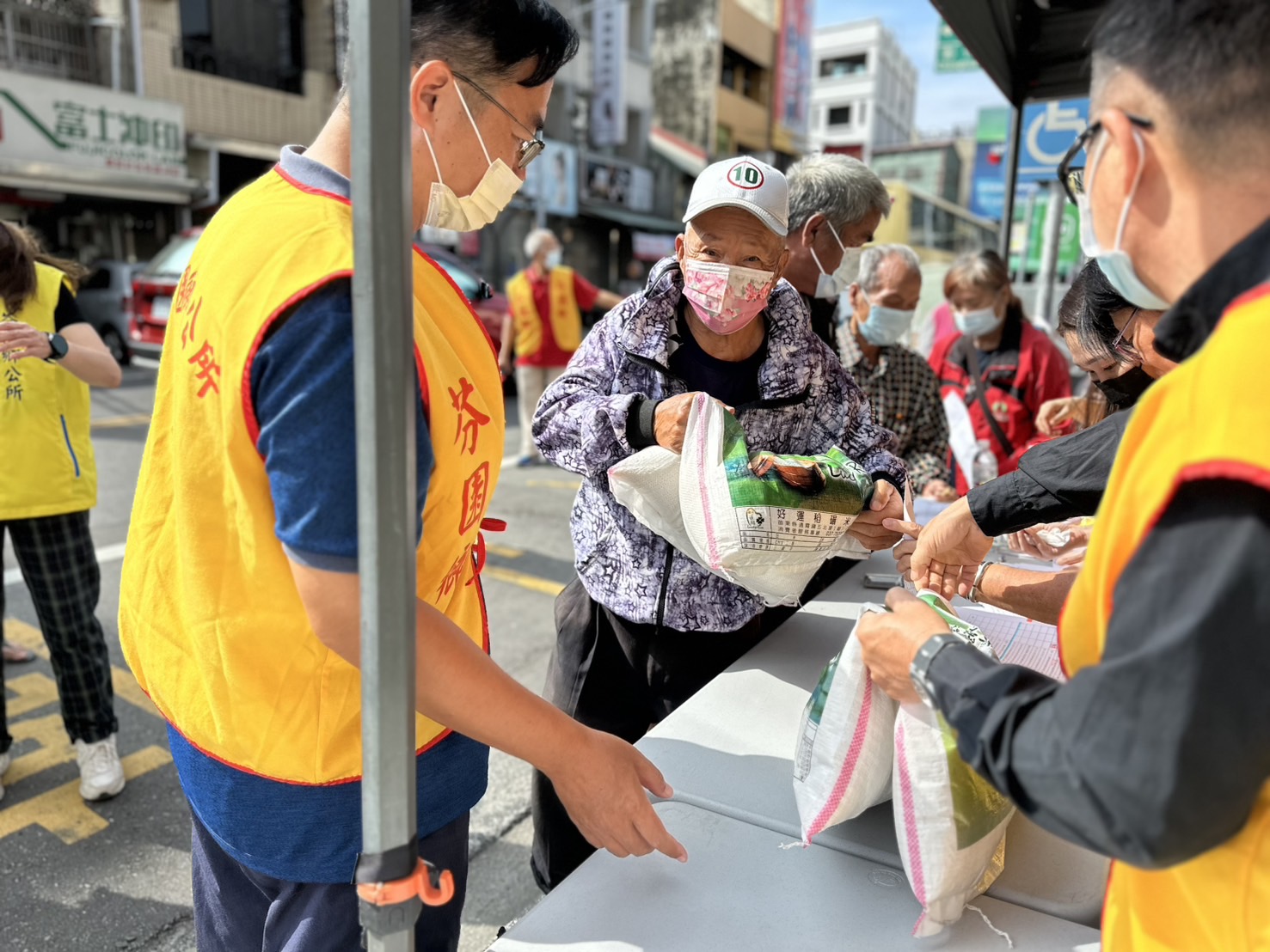 ▲暖心企業家洪德郎，回到家鄉彰化芬園，捐贈3500斤白米，將愛心化作實質援助，溫暖在地低收入戶的心。（芬園鄉公所提供）