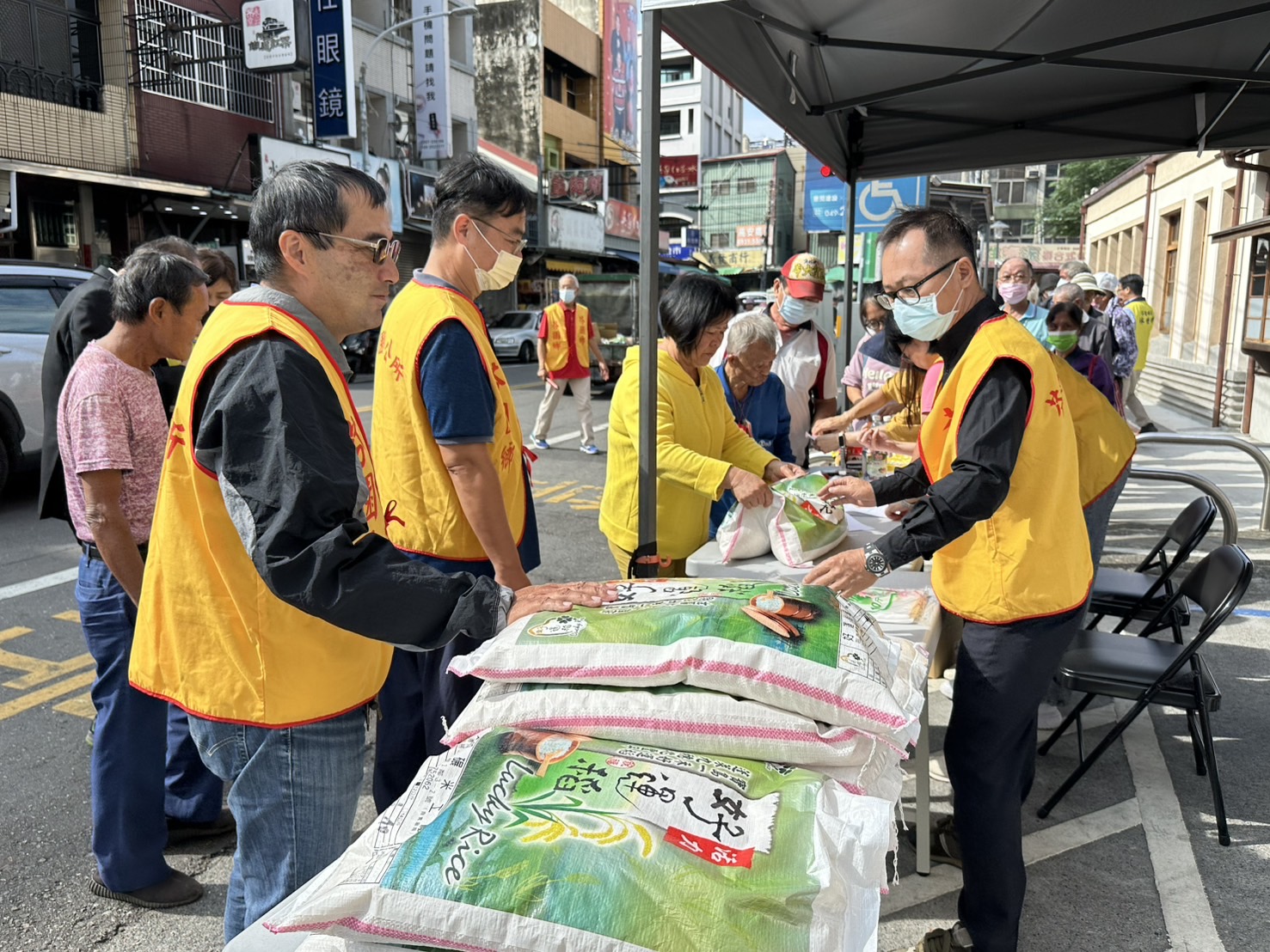 ▲暖心企業家洪德郎，回到家鄉彰化芬園，捐贈3500斤白米，將愛心化作實質援助，溫暖在地低收入戶的心。（芬園鄉公所提供）