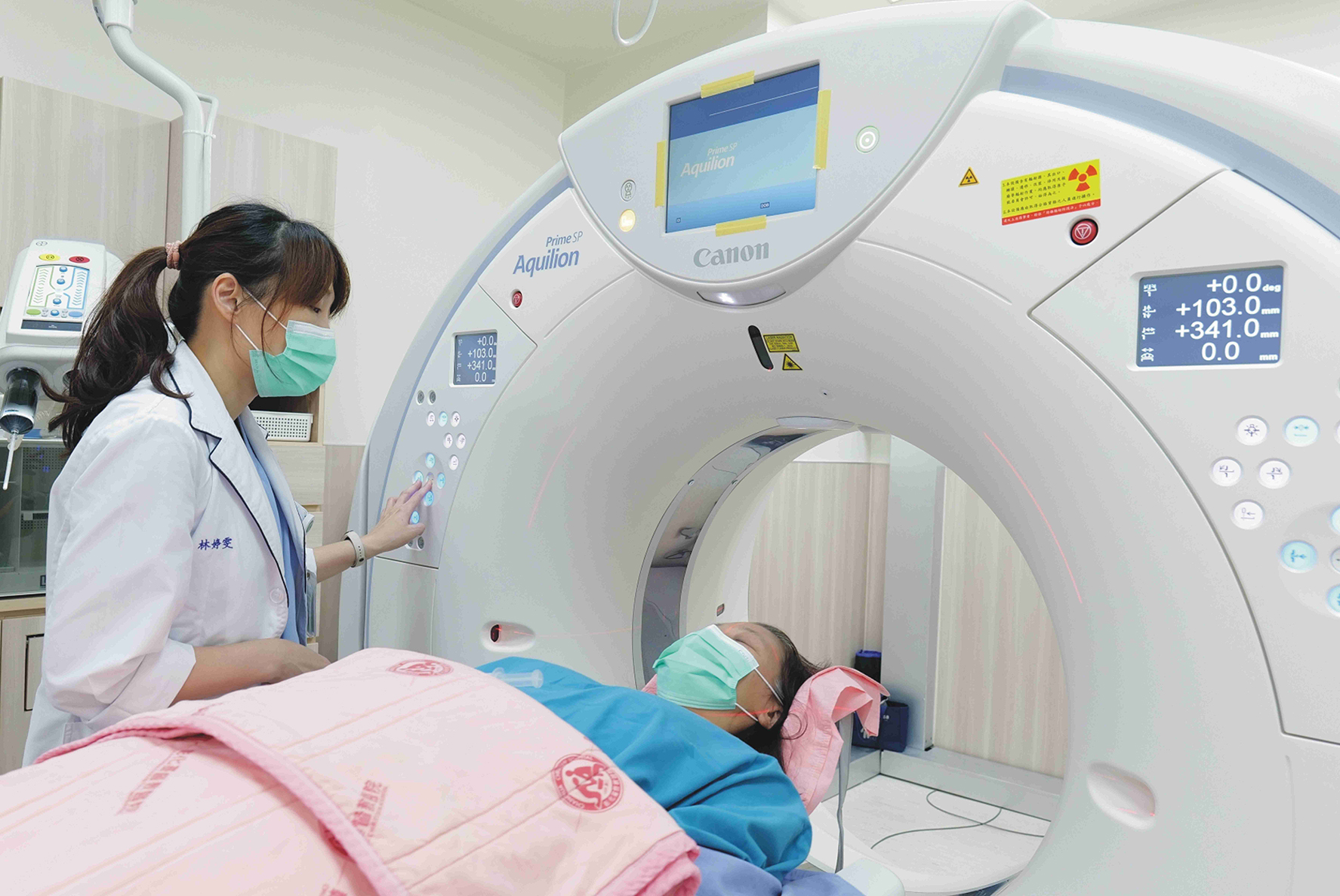 ▲黃先生接受影像導引下的雙側單孔3D胸腔鏡手術,進行左上與右上肺部單元切除,並同步完成淋巴結廓清。(彰基醫學中心提供)