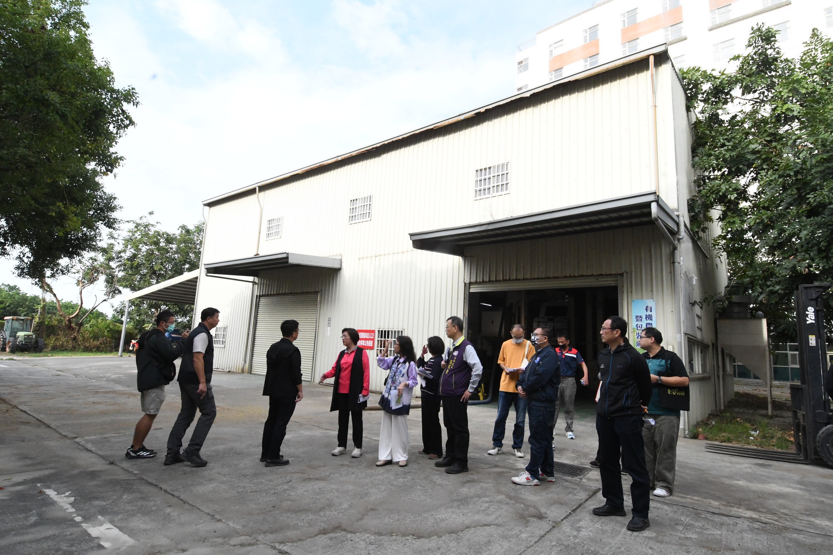 ▲明道大學已確定停招、退場，彰化縣長王惠美率員前往明道大學現勘，爭取 AI 軟體產業智慧園區。（彰化縣政府提供）
