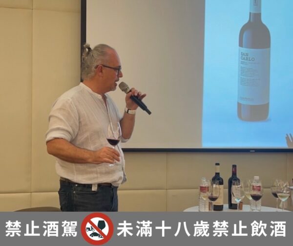 義大利慢酒文化與自然酒協會首席主編，在義大利慢酒界享有"酒的詩人"美譽的品酒大師 賈保羅·吉亞科博（Gianpaolo Giacobbo）親臨主講。圖／業者提供
