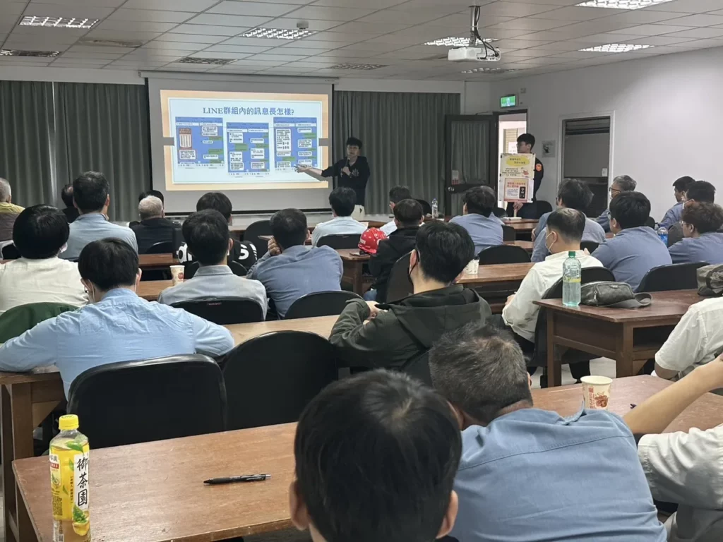 南亞電路板公司樹林廠熱情邀約樹林警分局前往該廠區防詐宣導,現場得到公司員工的熱烈反饋