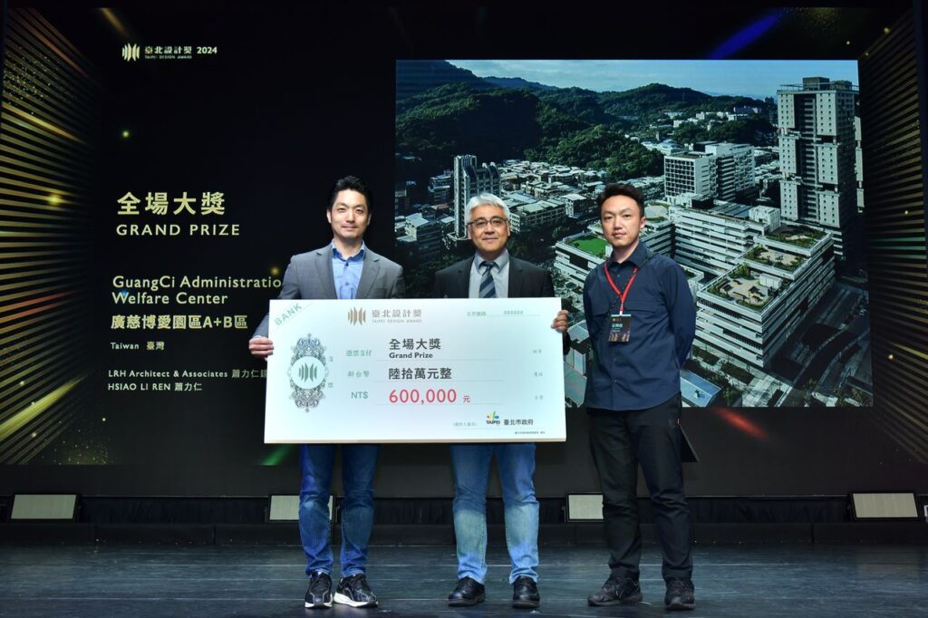 蔣萬安市長(圖左)頒發最高榮譽全場大獎予獲獎團隊