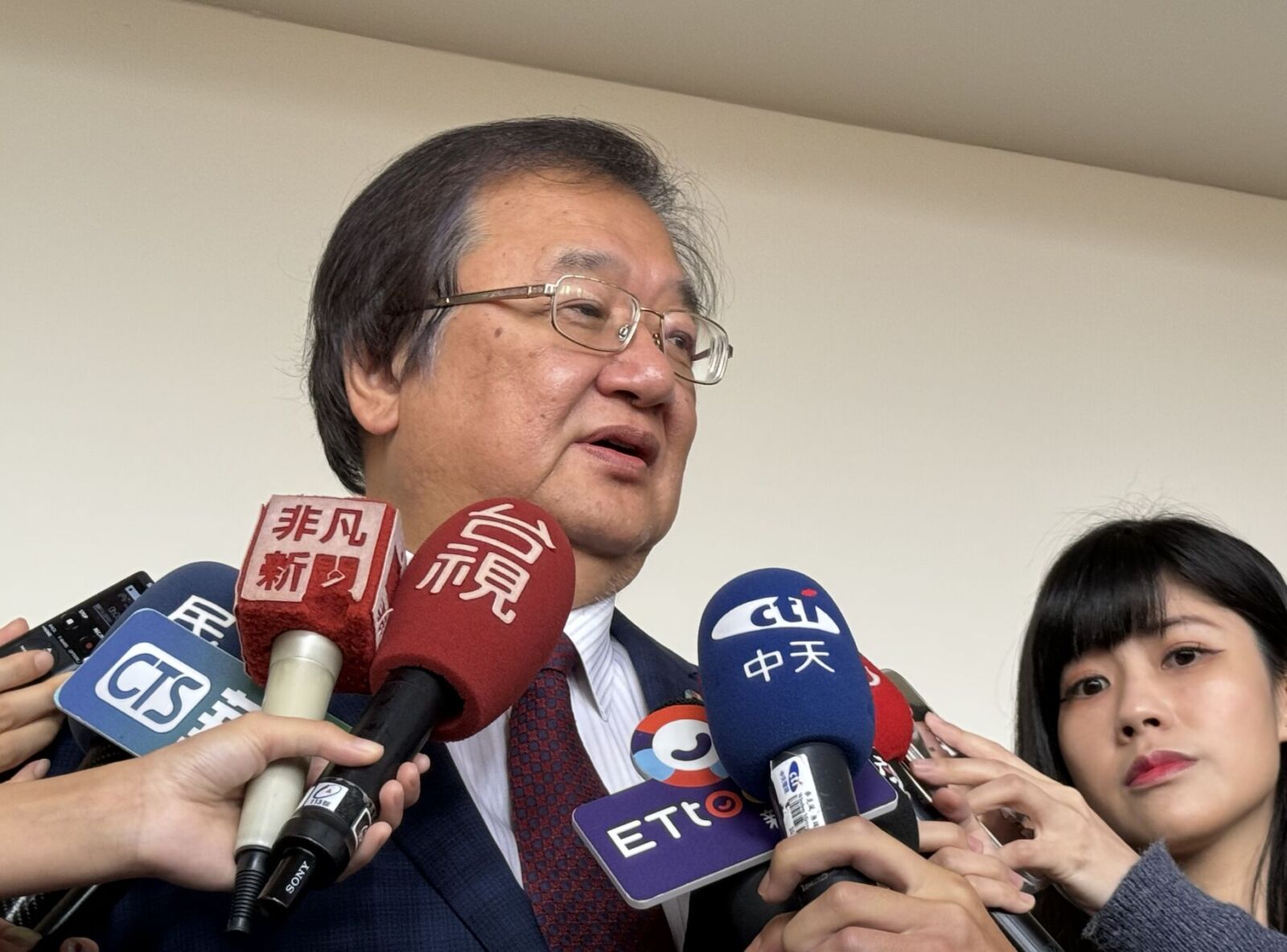 勞動部輪椅運遺體、沒蓋白布 衛福部長看不下去!發話「是不對的」 258 勞動部輪椅運遺體、沒蓋白布 衛福部長看不下去!發話「是不對的」 257