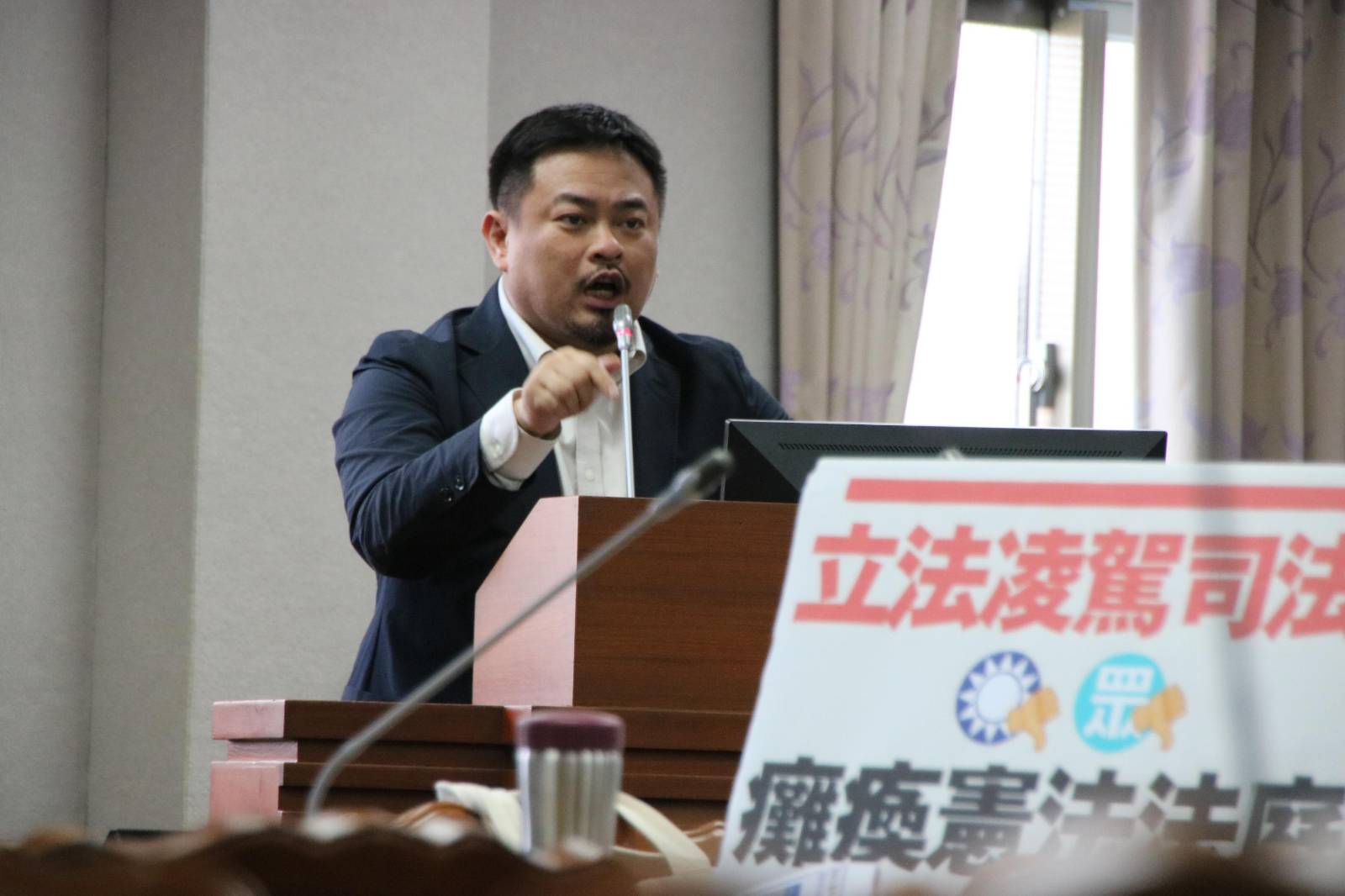 洪申翰轟勞動部「打假卡」 顏若芳籲修法改善公務職場 268 洪申翰轟勞動部「打假卡」 顏若芳籲修法改善公務職場 267