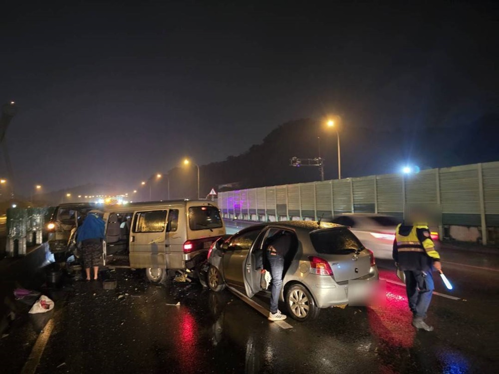 國道故障停車被追撞 國道警籲開車應隨時注意前方 239 cnews204241121a09