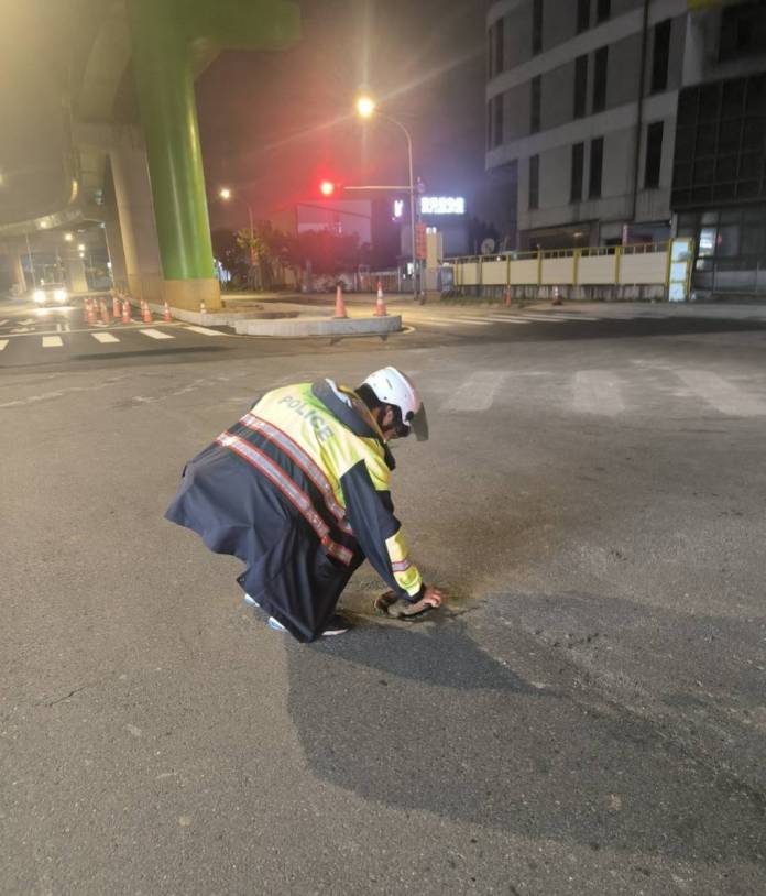 人孔蓋分離釀爆胎 蘆竹警及時處理 56 533548