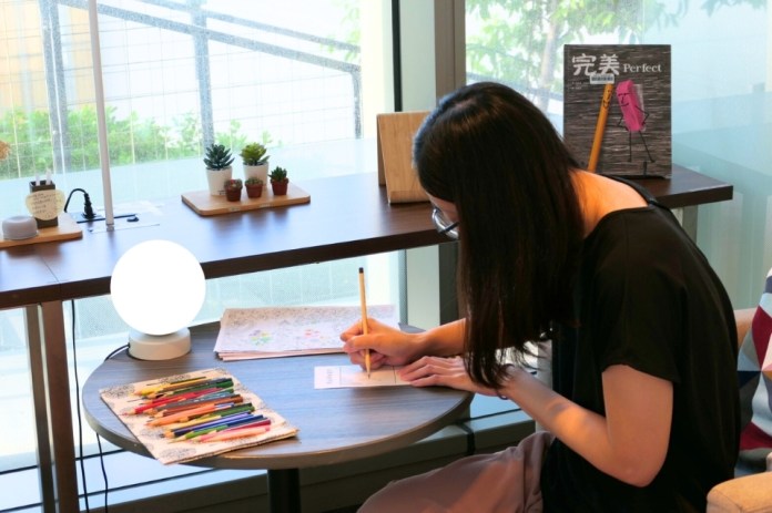 到桃市圖「療心角落」舒壓 完成指定任務拿5折課程體驗券 60 館方提供禪繞畫及最美的窗景,讓讀者享受片刻的心靈寧靜