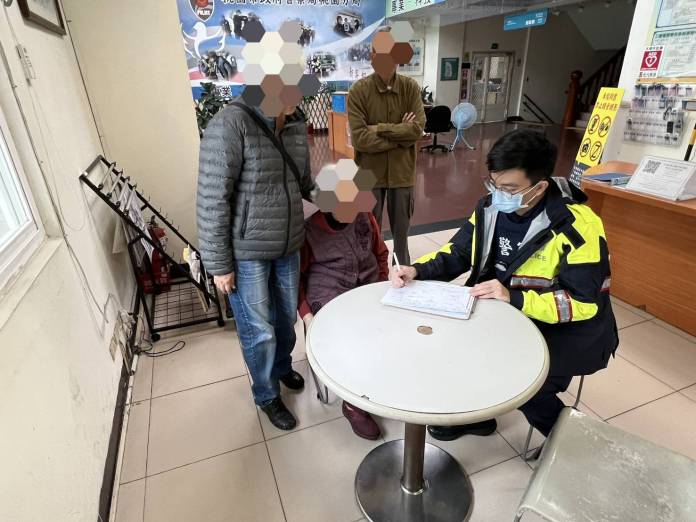 9旬婦1原因冷風中徘徊 桃園警暖心伸援助返家 55 2005984 0