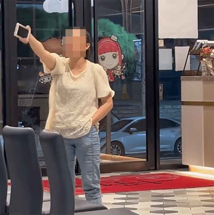 女子火鍋店內情緒失控 網:好吃到起乩? 56 5545465f