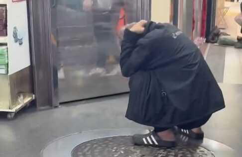 【有片】誤會遭拍引爆衝突!中壢2男持安全帽、辣椒水互相攻擊 73 1732160312212 e1732160410526