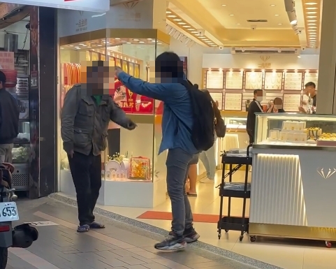 【有片】誤會遭拍引爆衝突!中壢2男持安全帽、辣椒水互相攻擊 74 1732160519715