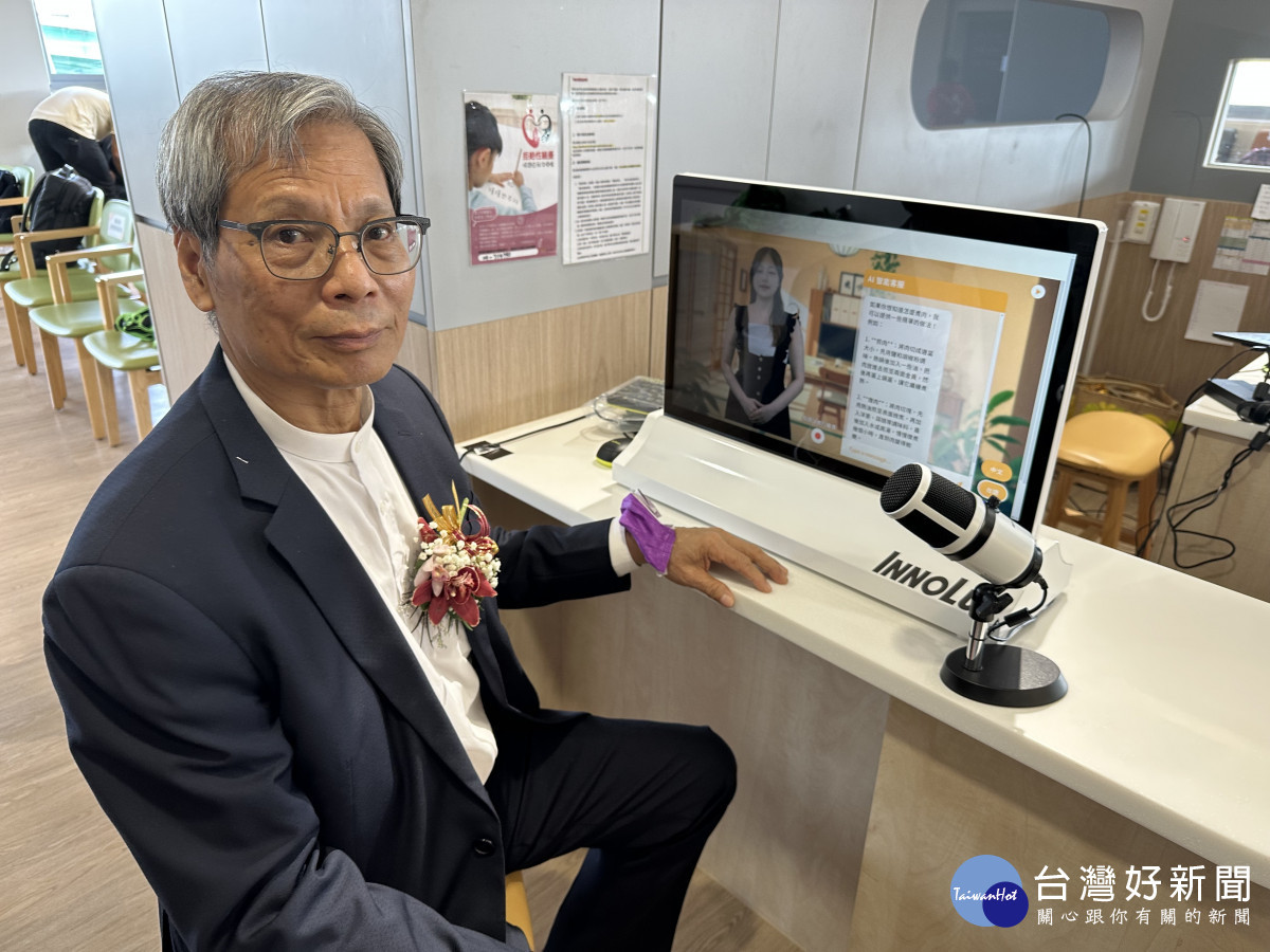 秀傳醫療體系陳進堂名譽院長與台語客服「秀秀小姐」對話。圖/秀傳醫院提供