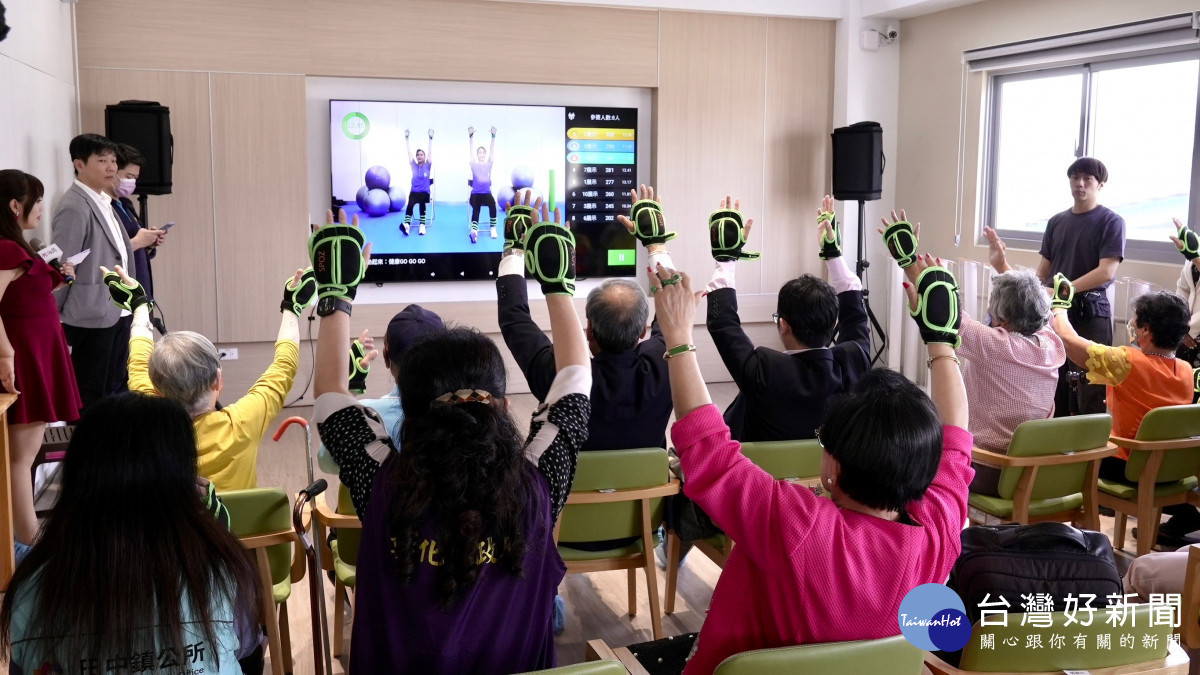 「AI健身房」日照中心將原有的65吋顯示器升級為100吋,搭配樂齡智造的SPOZ智慧體感感測器,讓長者能參與多元腦力與肢體遊戲。圖/秀傳醫院提供