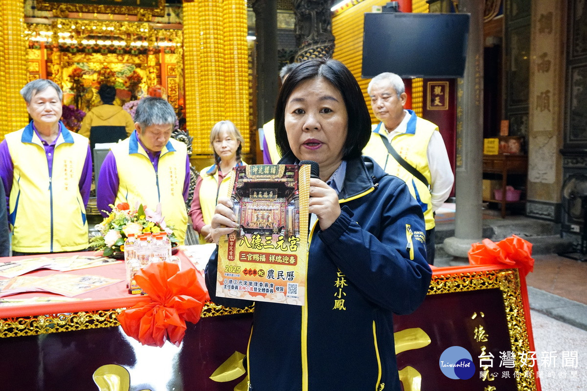 八德三元宮主委呂林小鳳說明農民曆中的豐富內容。<br /><br /> 