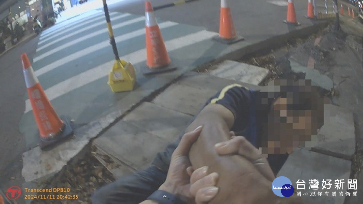 警員自坑洞救人。林重鎣翻