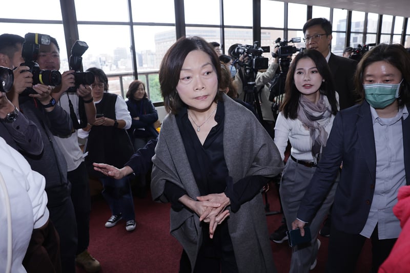 勞動部長何佩珊(前中)因勞動署員工輕生案遭外界抨擊處置不當,請辭獲准。中央社