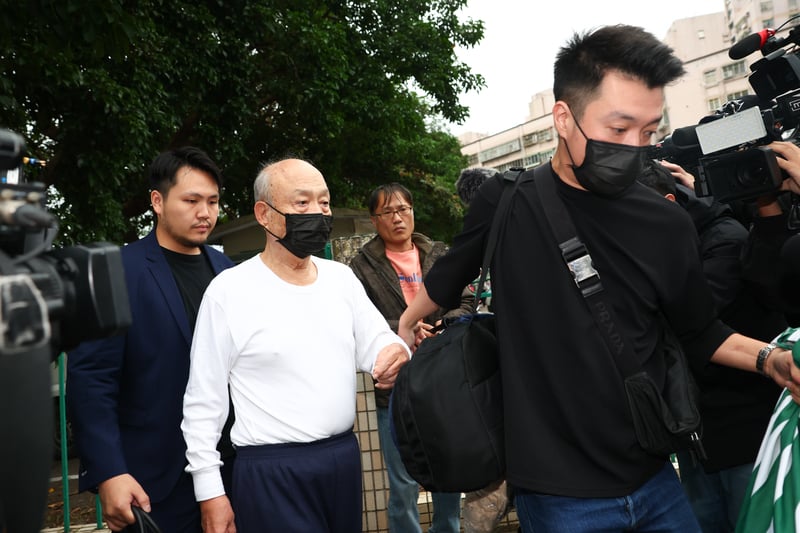 朱亞虎(左2)在律師及親友陪同下,從台北看守所離開。中央社