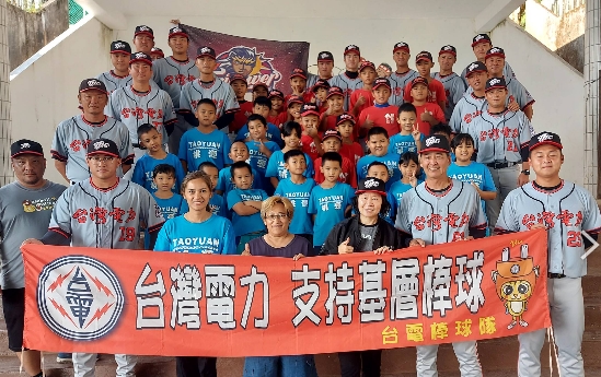 ▲圖:台電棒球的關懷列車今天(22日)駛進高雄最遙遠的小學桃源國小。( 記者李堂安翻攝)