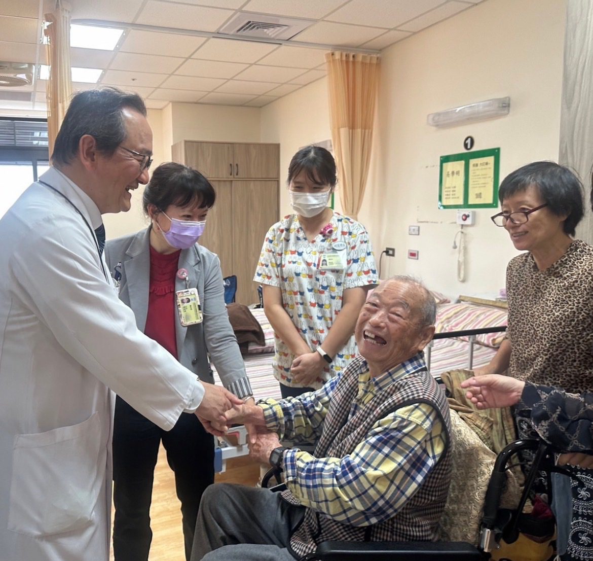 高榮南院鄭名芳赴臺南榮家,探視退休婦產科醫師賢伉儷 表達敬意