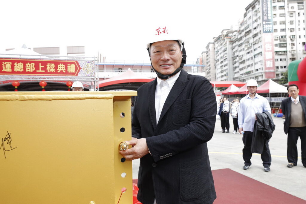 東森集團總裁王令麟於鋼樑鎖定金螺絲,正式為這座建築奠定了堅實的基石!(圖/東森集團提供)