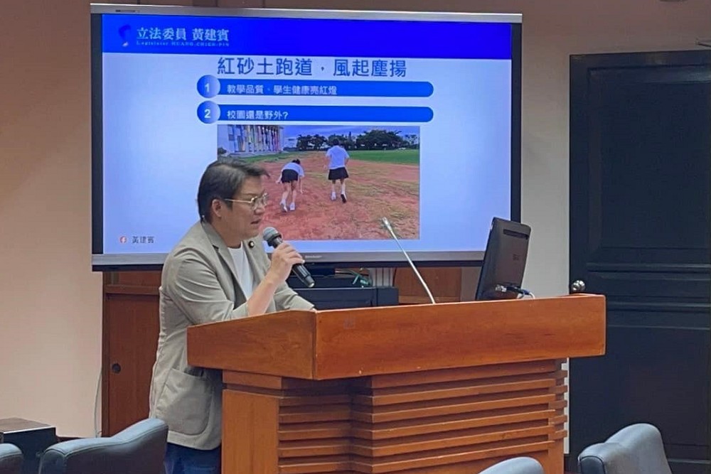 游泳不用再穿襪子了! 黃建賓成功爭取台東高中泳池全額補助改善 238 游泳不用再穿襪子了! 黃建賓成功爭取台東高中泳池全額補助改善 237