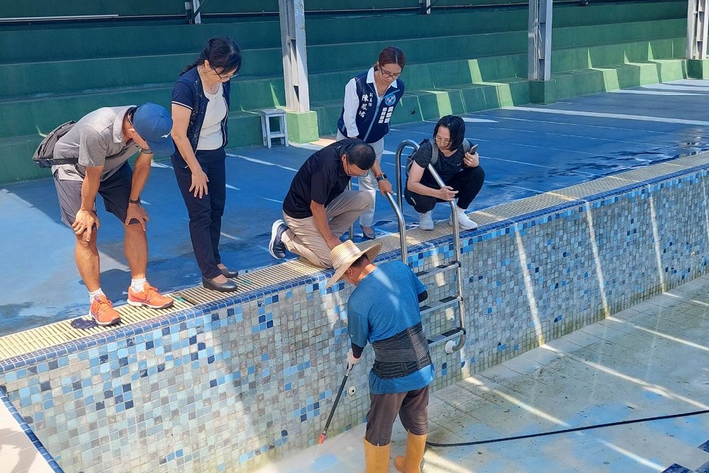 游泳不用再穿襪子了! 黃建賓成功爭取台東高中泳池全額補助改善 240 游泳不用再穿襪子了! 黃建賓成功爭取台東高中泳池全額補助改善 239