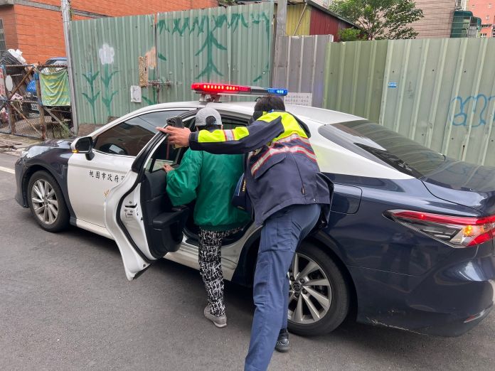 8旬婦外出運動迷途 平警暖心送返家 56 449457 0