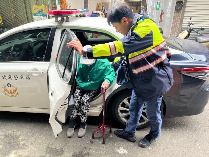 8旬婦外出運動迷途 平警暖心送返家 57 449458 0