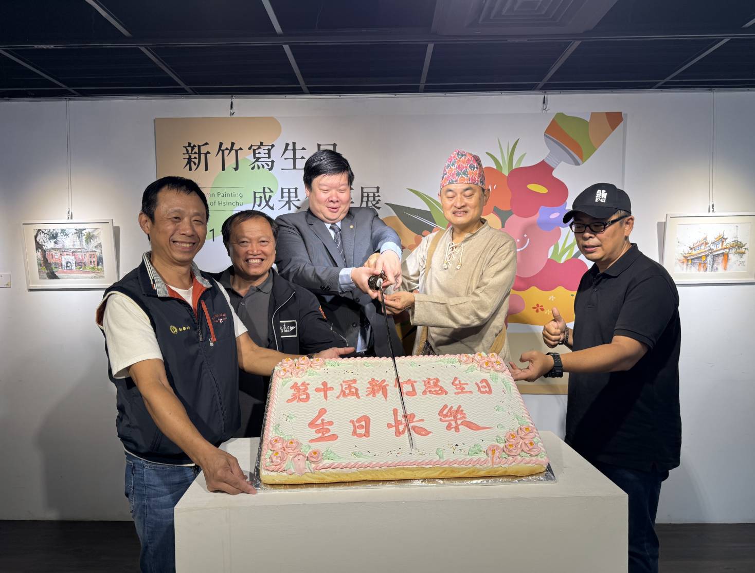 歡慶新竹寫生日邁入第十年,現場切蛋糕。(圖/記者黃溎芬翻攝)