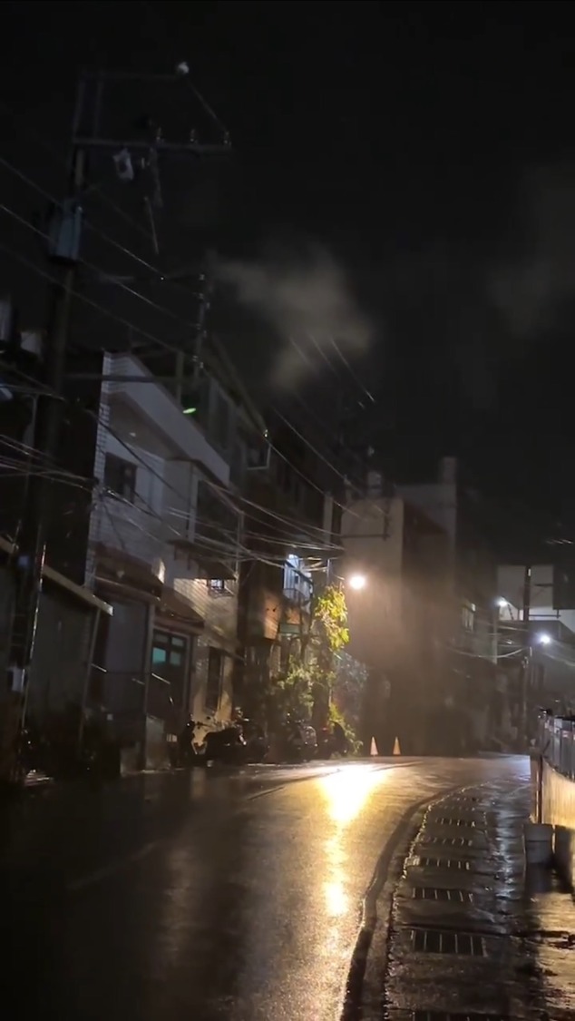警方接獲民眾報案電線桿疑似著火,聯合消防人員現場排除危機。(記者薛秀蓮翻攝)