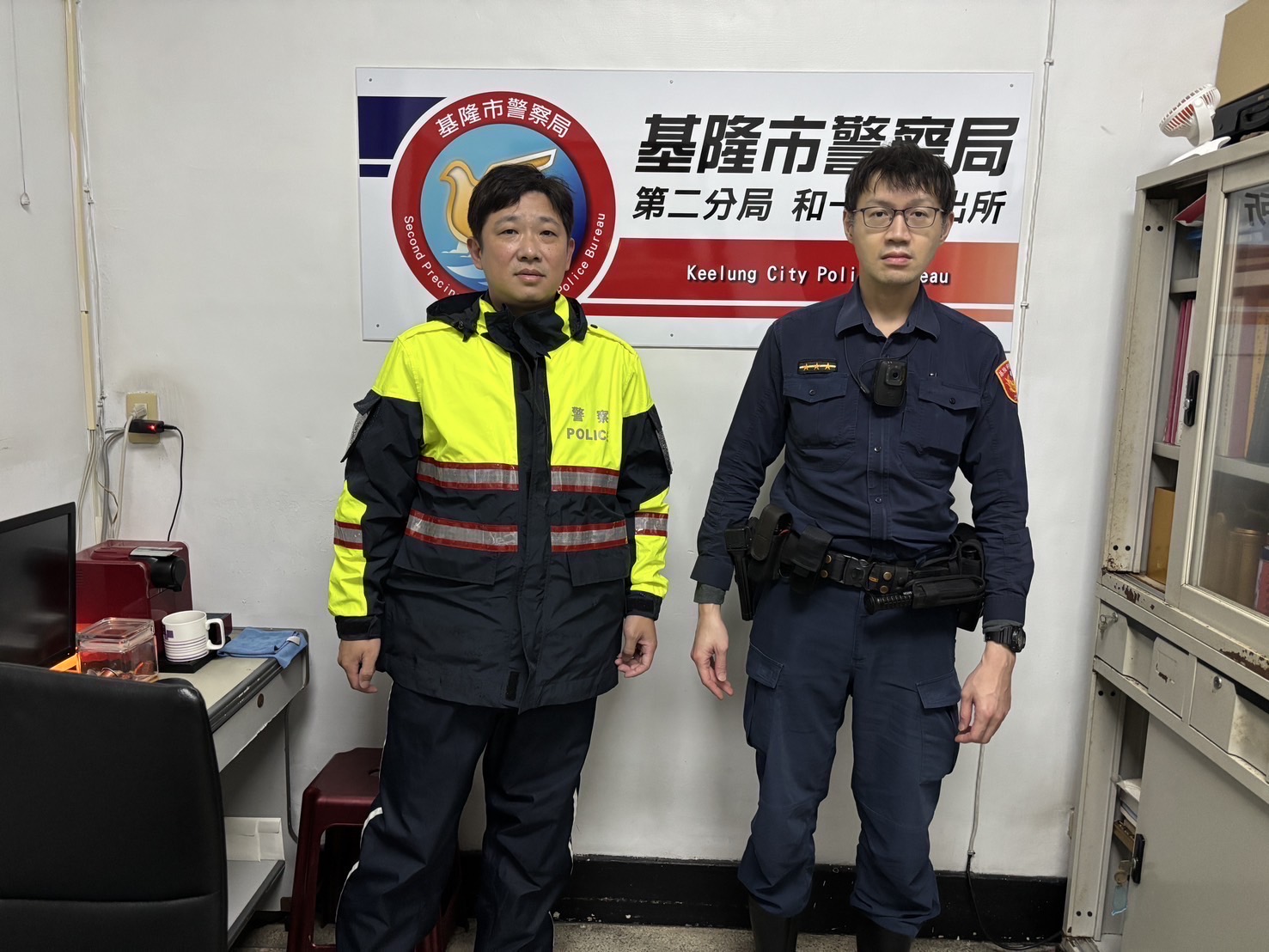 和一路派出所警員陳俊傑(左)、林星辰(右)。(記者薛秀蓮翻攝)