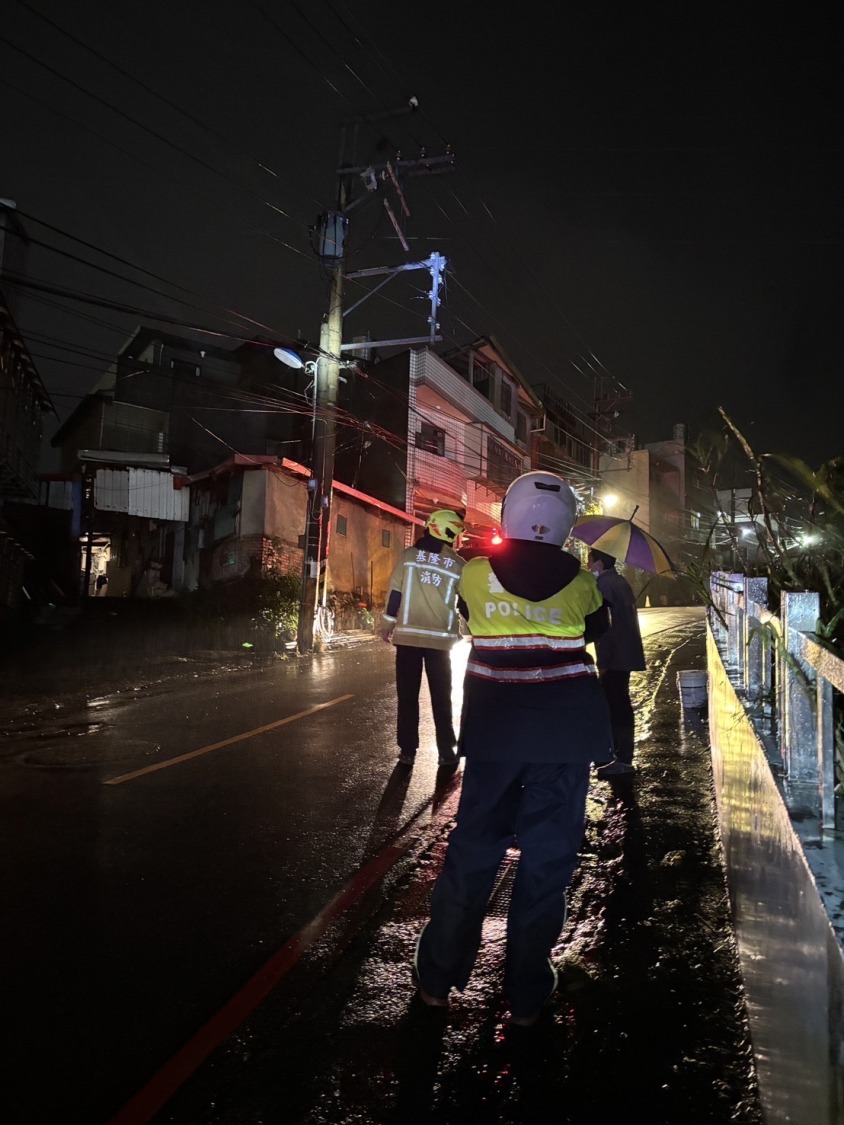 警方接獲民眾報案電線桿疑似著火,聯合消防人員現場排除危機。(記者薛秀蓮翻攝)
