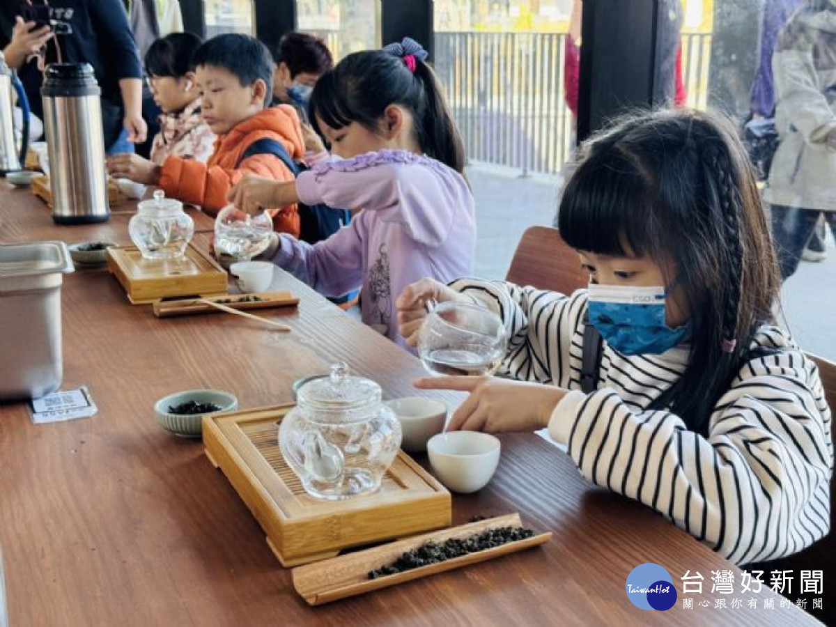 小小侍茶師體驗活動帶領小朋友們學習茶藝文化之美。