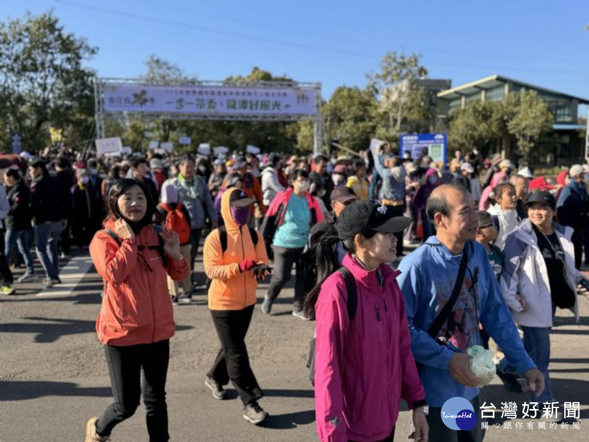 客庄找茶季首場活動「龍潭千人健走」超過3,000位民眾共同參與。
