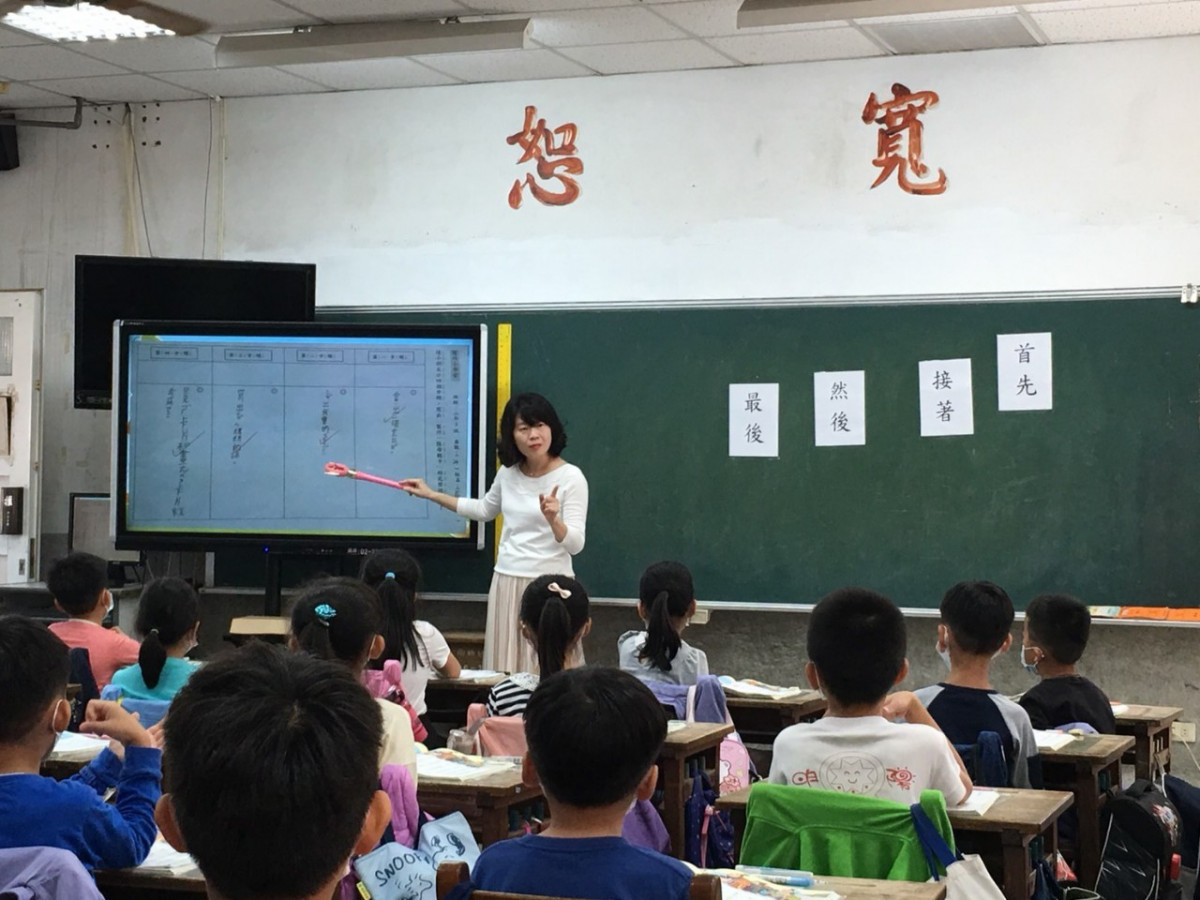 南新國小校長莊政道肯定陳舜欣老師教學表現優異且積極認真/莊政道提供